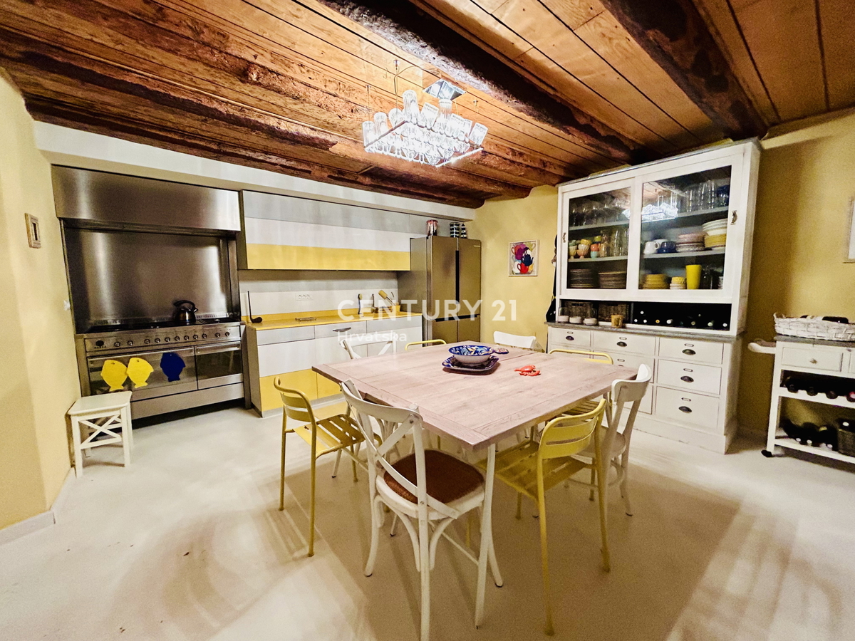 NOVIGRAD, DINTORNI, CASA IN PRIMA FILA SUL MARE