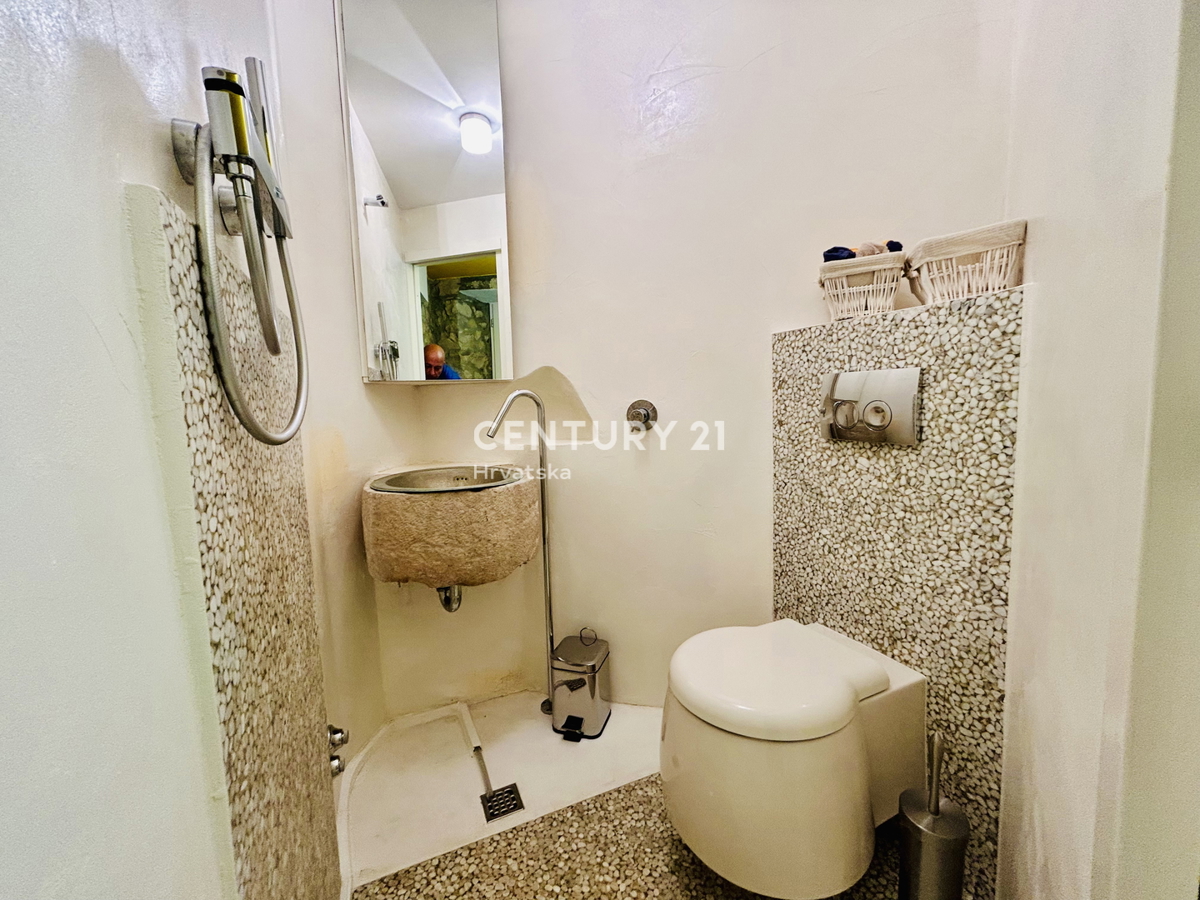 NOVIGRAD, DINTORNI, CASA IN PRIMA FILA SUL MARE