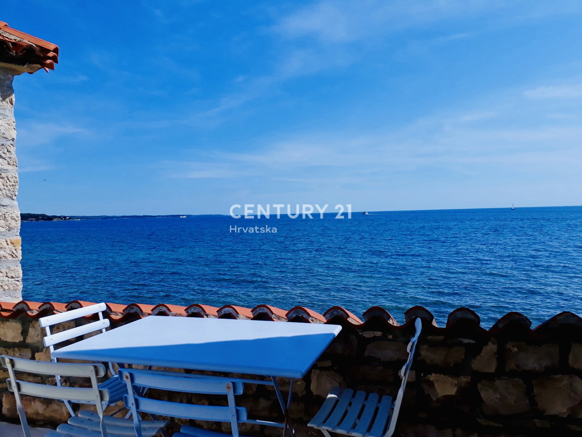 NOVIGRAD, DINTORNI, CASA IN PRIMA FILA SUL MARE