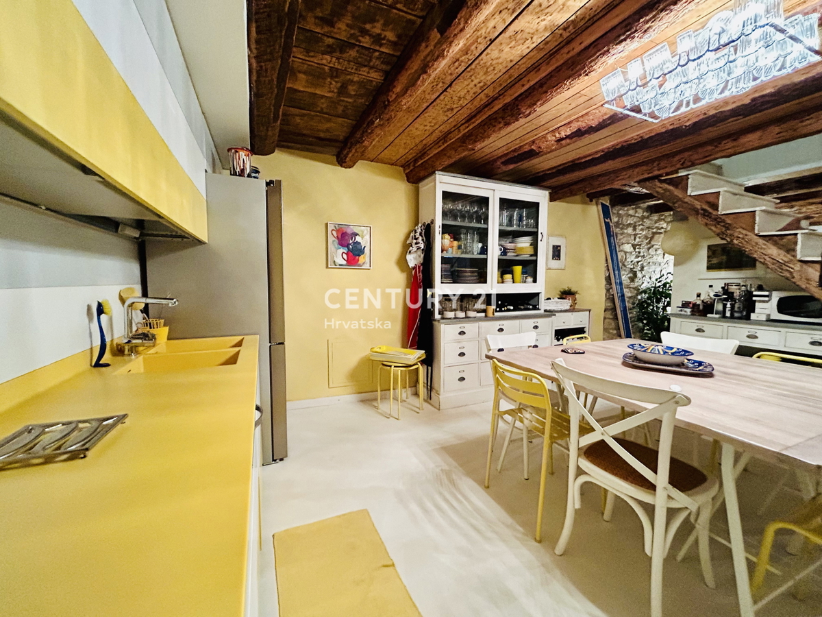 NOVIGRAD, DINTORNI, CASA IN PRIMA FILA SUL MARE