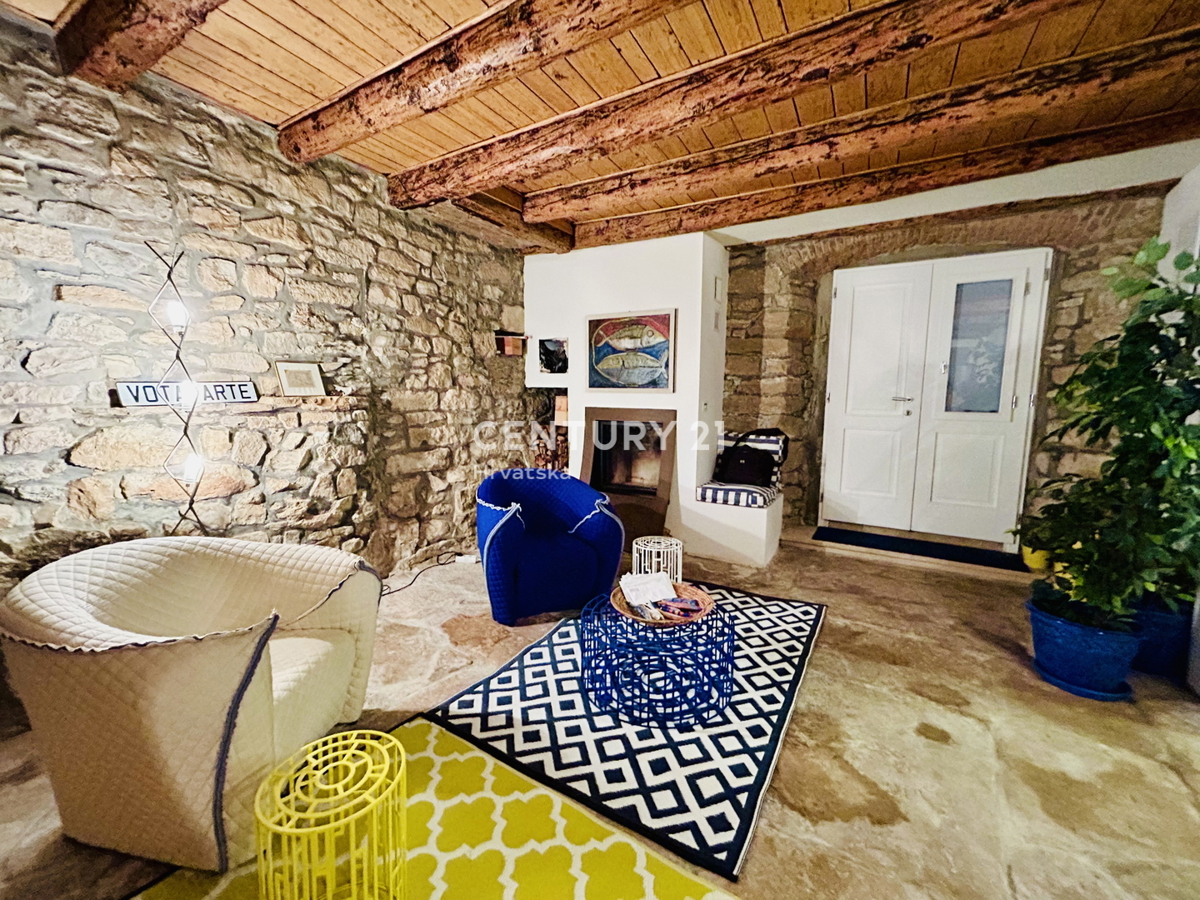 NOVIGRAD, DINTORNI, CASA IN PRIMA FILA SUL MARE