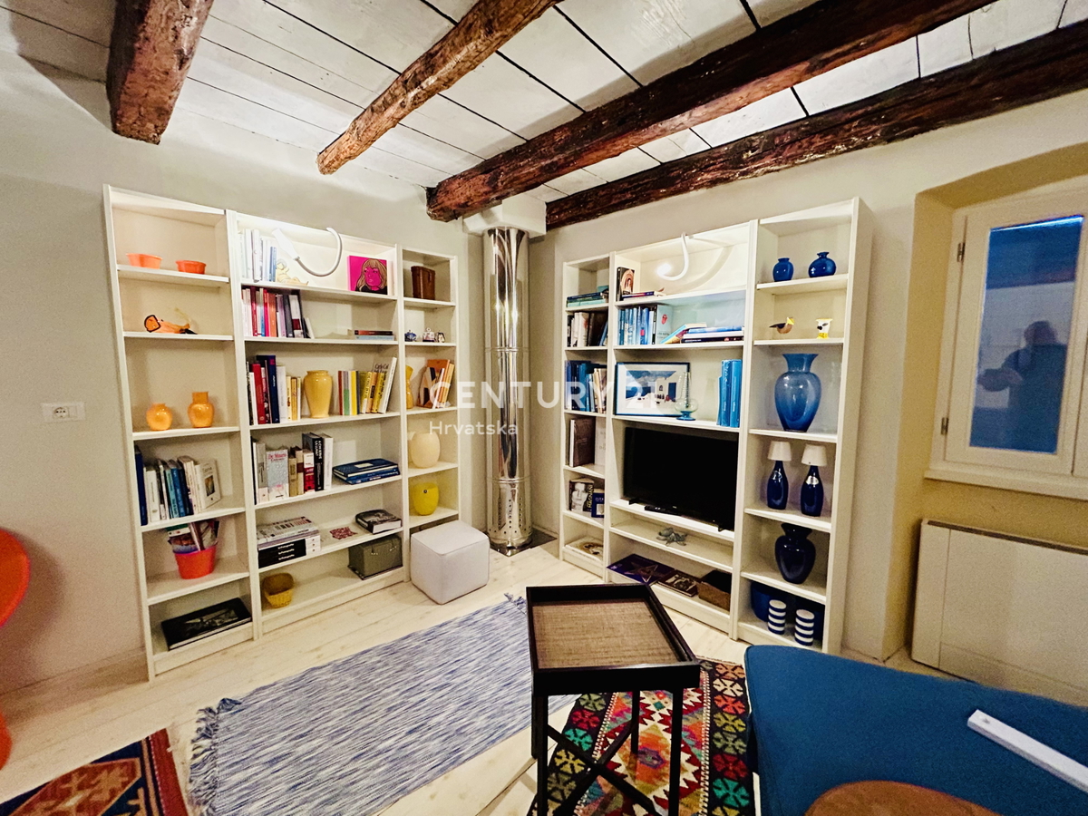 NOVIGRAD, DINTORNI, CASA IN PRIMA FILA SUL MARE