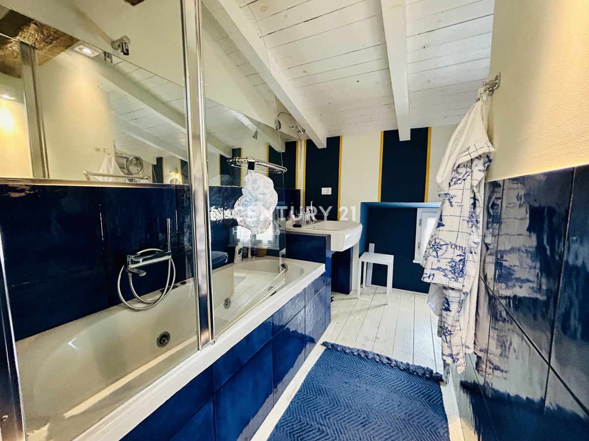 NOVIGRAD, DINTORNI, CASA IN PRIMA FILA SUL MARE