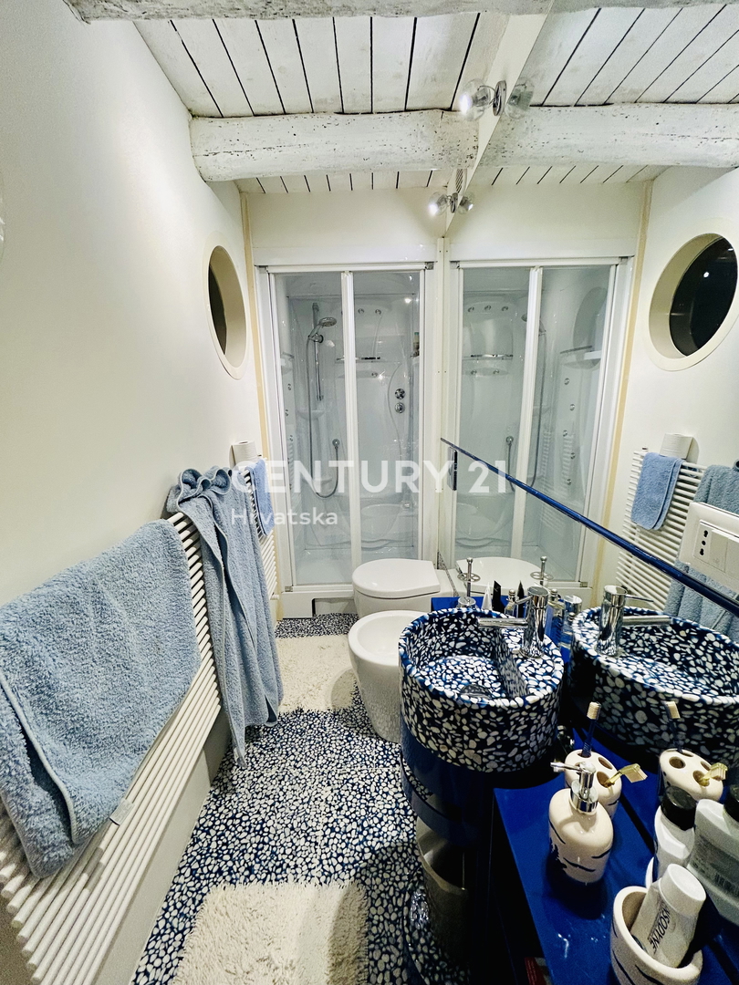 NOVIGRAD, DINTORNI, CASA IN PRIMA FILA SUL MARE