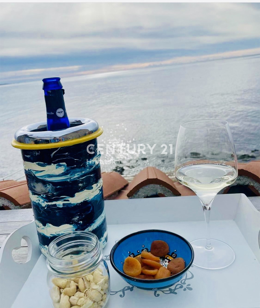 NOVIGRAD, DINTORNI, CASA IN PRIMA FILA SUL MARE