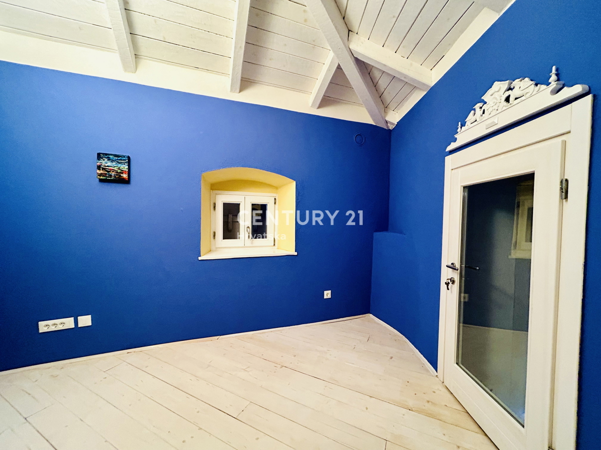 NOVIGRAD, DINTORNI, CASA IN PRIMA FILA SUL MARE