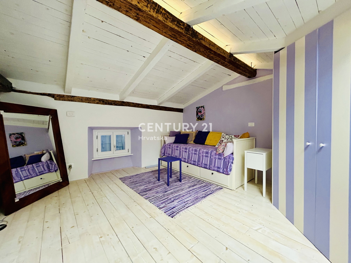 NOVIGRAD, DINTORNI, CASA IN PRIMA FILA SUL MARE