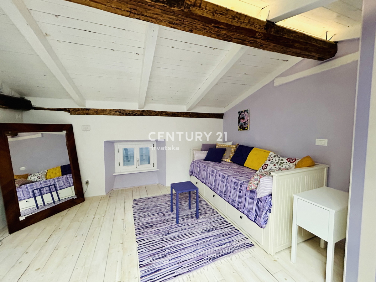 NOVIGRAD, DINTORNI, CASA IN PRIMA FILA SUL MARE