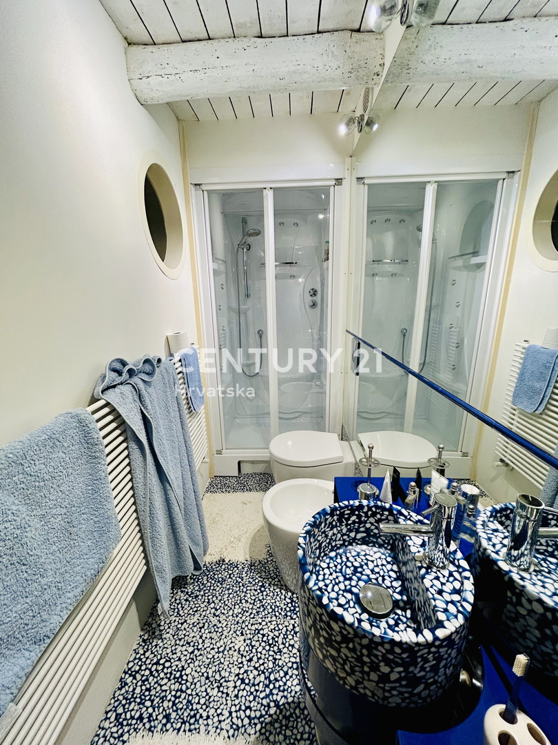 NOVIGRAD, DINTORNI, CASA IN PRIMA FILA SUL MARE