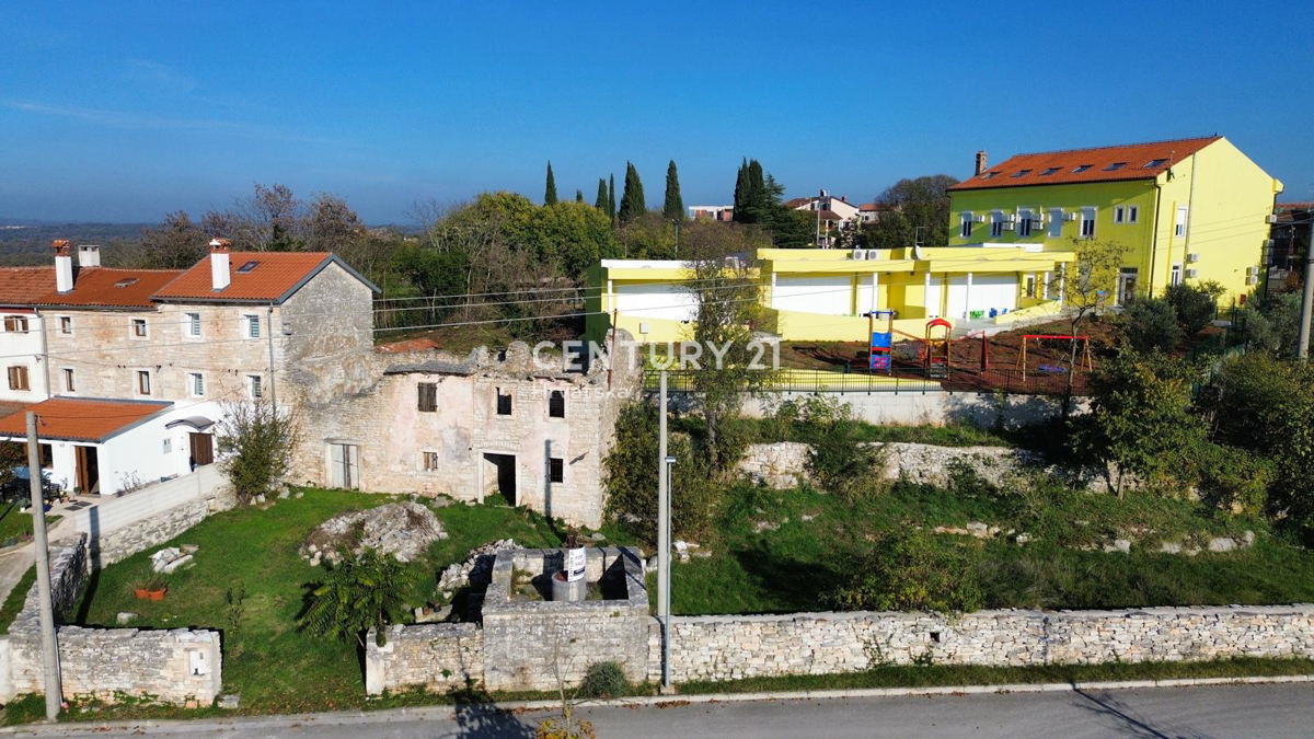 KANFANAR, CASA IN PIETRA CON MOLTO POTENZIALE NEL CENTRO DEL PAESE
