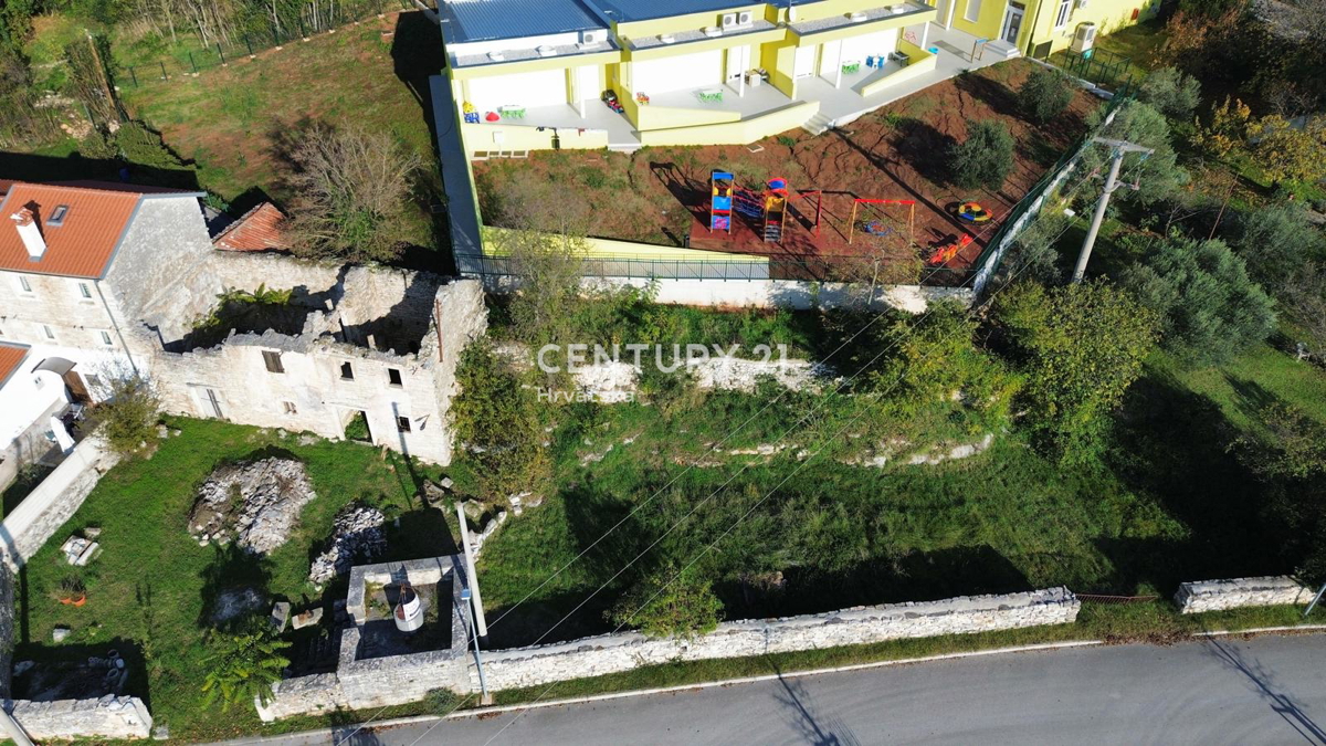 KANFANAR, CASA IN PIETRA CON MOLTO POTENZIALE NEL CENTRO DEL PAESE