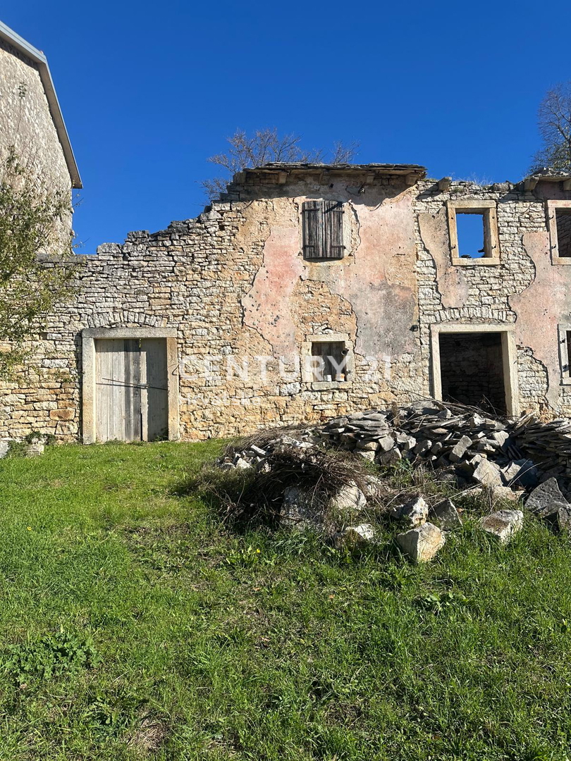 KANFANAR, CASA IN PIETRA CON MOLTO POTENZIALE NEL CENTRO DEL PAESE