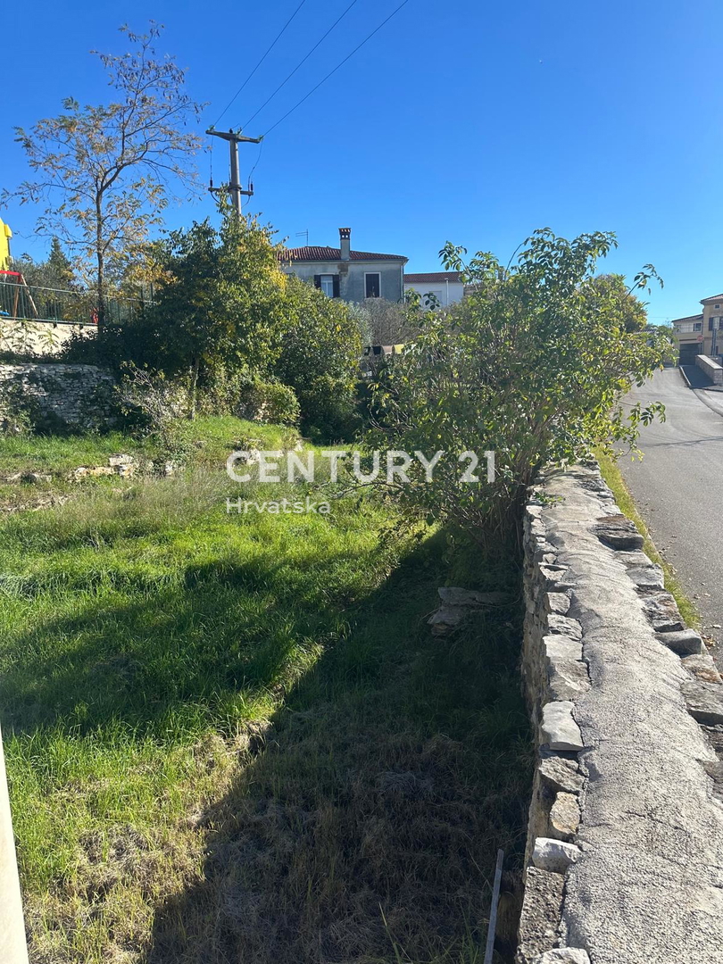 KANFANAR, CASA IN PIETRA CON MOLTO POTENZIALE NEL CENTRO DEL PAESE