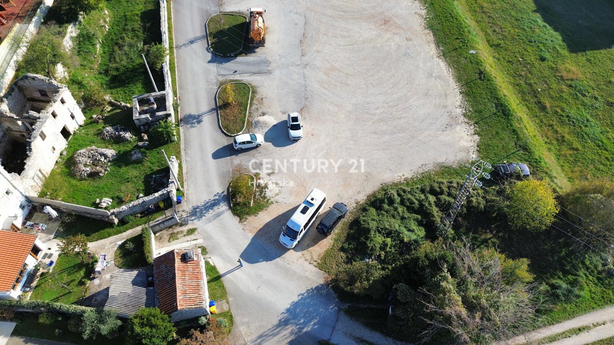 KANFANAR, CASA IN PIETRA CON MOLTO POTENZIALE NEL CENTRO DEL PAESE