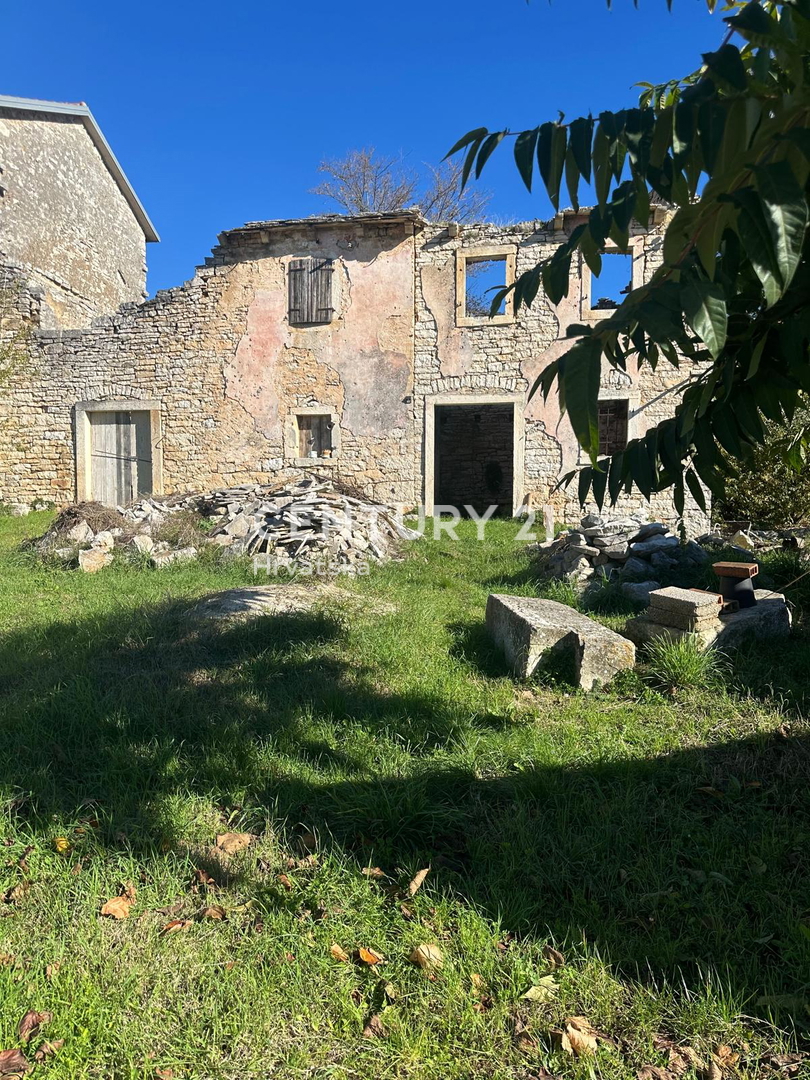 KANFANAR, CASA IN PIETRA CON MOLTO POTENZIALE NEL CENTRO DEL PAESE