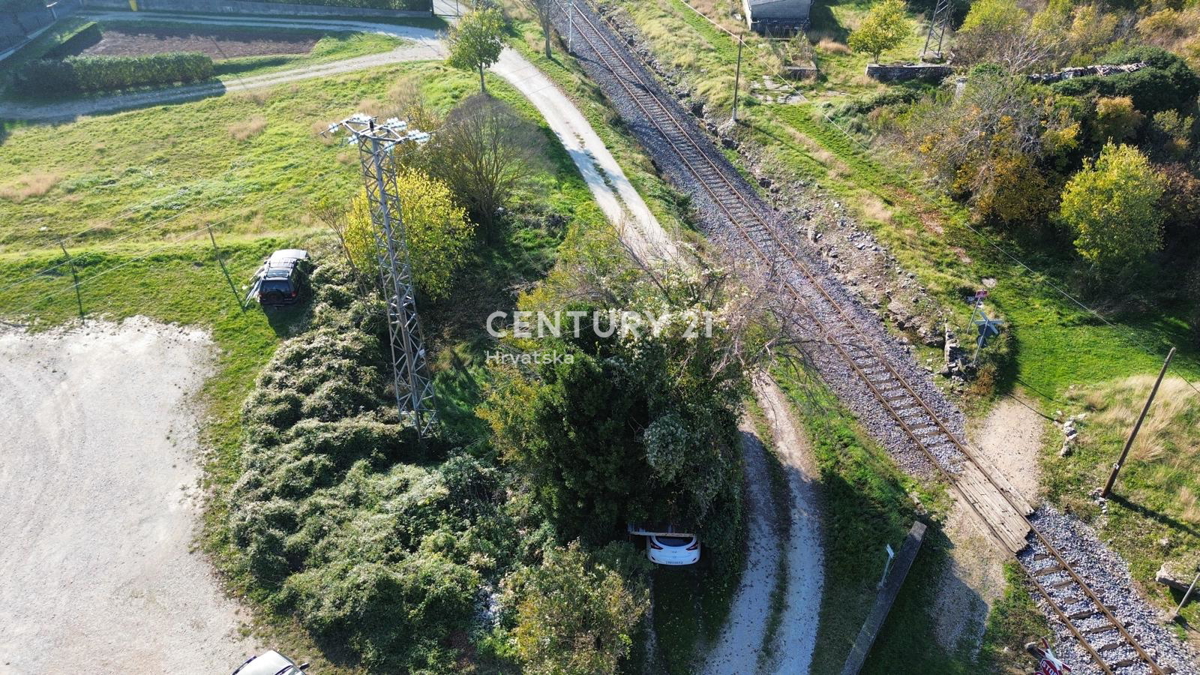 KANFANAR, CASA IN PIETRA CON MOLTO POTENZIALE NEL CENTRO DEL PAESE
