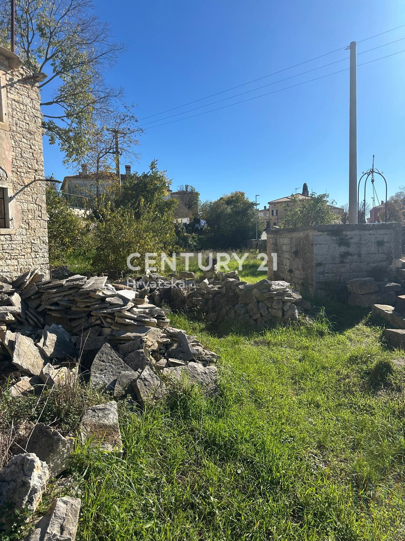 KANFANAR, CASA IN PIETRA CON MOLTO POTENZIALE NEL CENTRO DEL PAESE