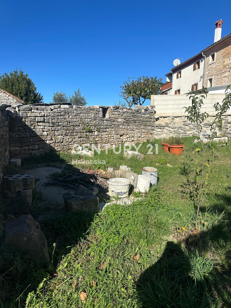 KANFANAR, CASA IN PIETRA CON MOLTO POTENZIALE NEL CENTRO DEL PAESE