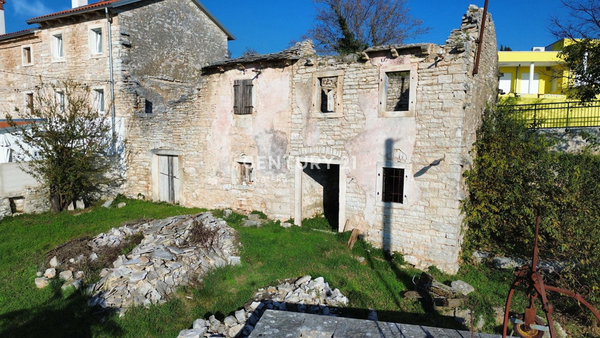 KANFANAR, CASA IN PIETRA CON MOLTO POTENZIALE NEL CENTRO DEL PAESE