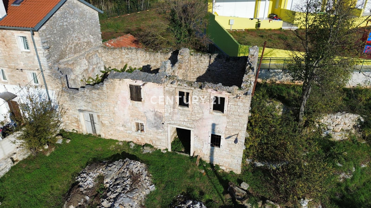 KANFANAR, CASA IN PIETRA CON MOLTO POTENZIALE NEL CENTRO DEL PAESE