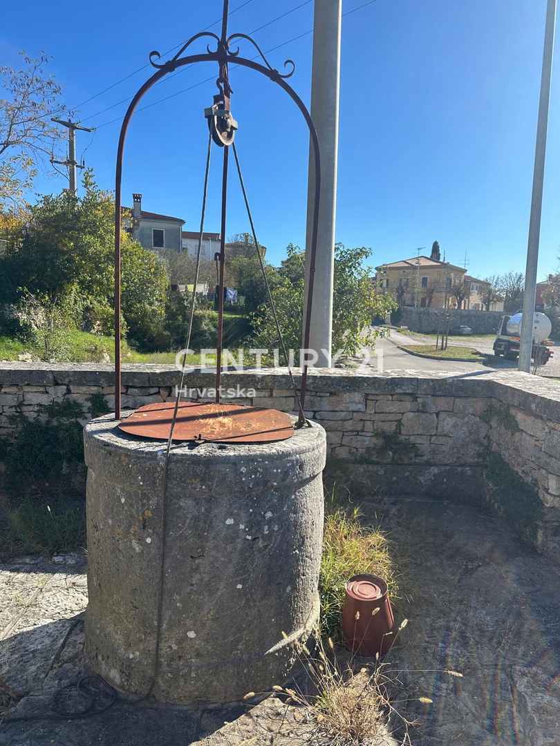 KANFANAR, CASA IN PIETRA CON MOLTO POTENZIALE NEL CENTRO DEL PAESE