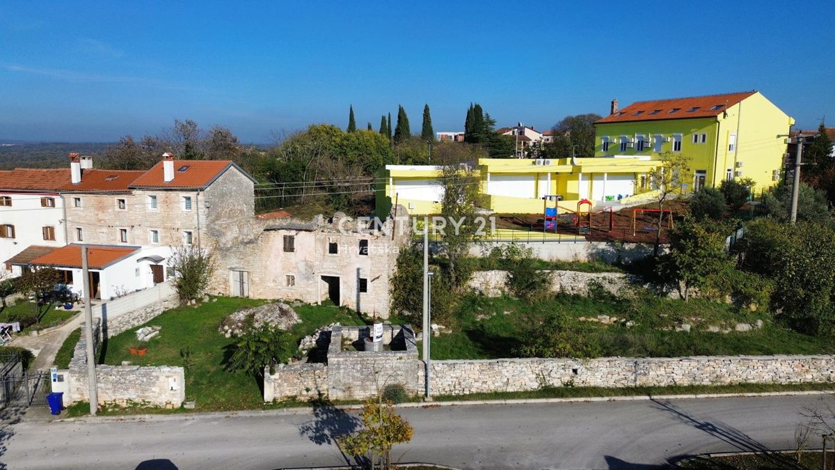 KANFANAR, CASA IN PIETRA CON MOLTO POTENZIALE NEL CENTRO DEL PAESE