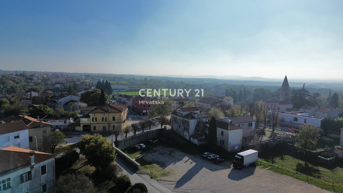 KANFANAR, CASA IN PIETRA CON MOLTO POTENZIALE NEL CENTRO DEL PAESE