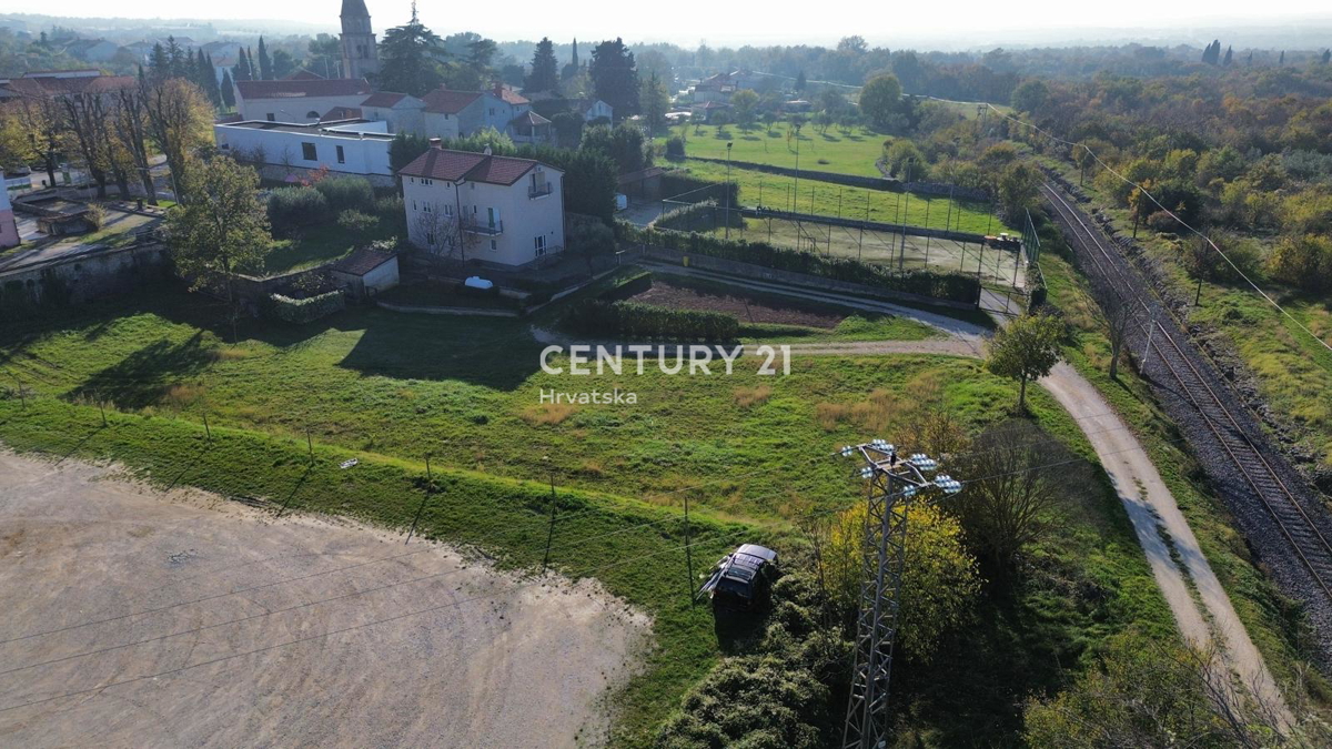 KANFANAR, CASA IN PIETRA CON MOLTO POTENZIALE NEL CENTRO DEL PAESE