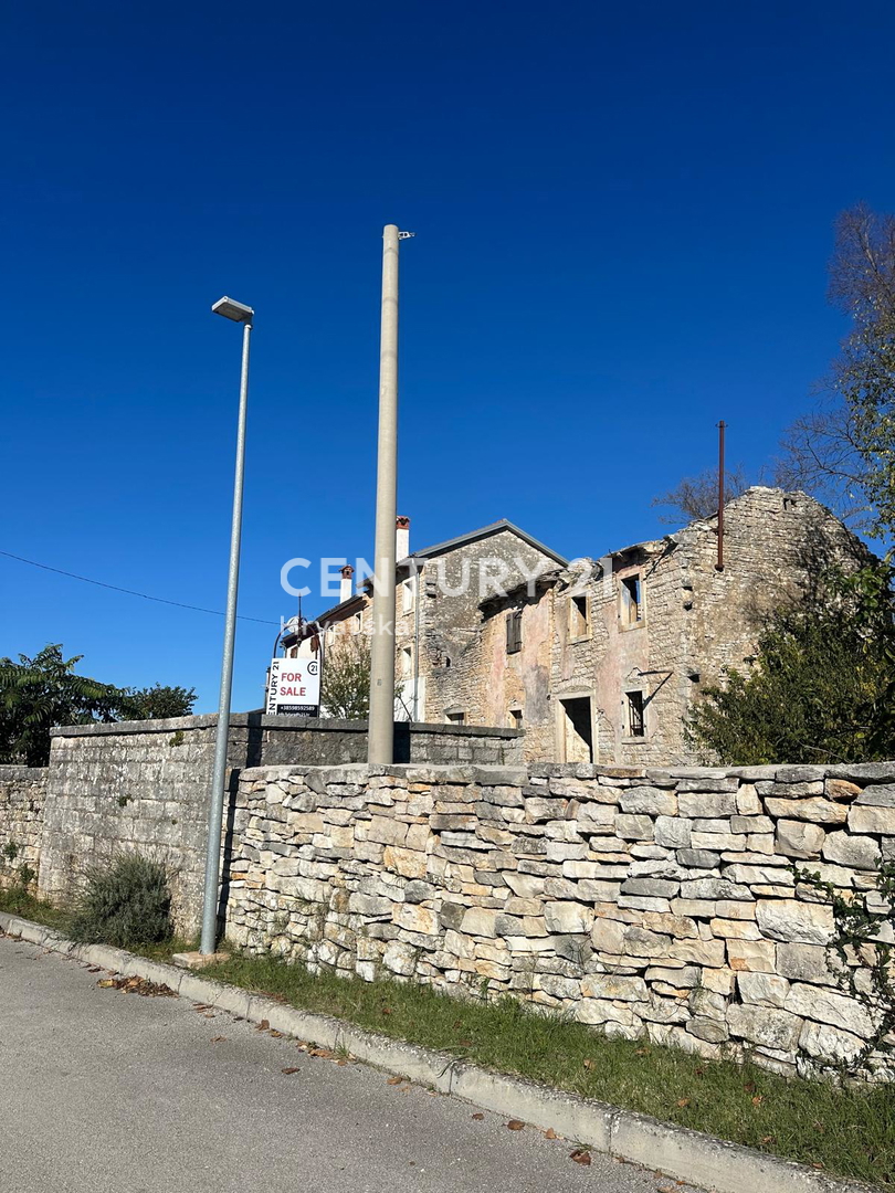 KANFANAR, CASA IN PIETRA CON MOLTO POTENZIALE NEL CENTRO DEL PAESE