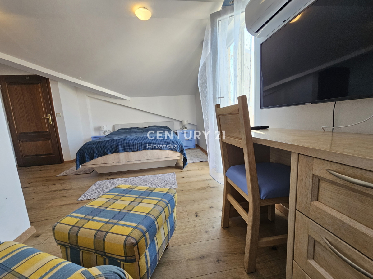 POREČ, APPARTAMENTO DUE LOCALI CON GARAGE, A 800 M DAL MARE, VISTA MARE