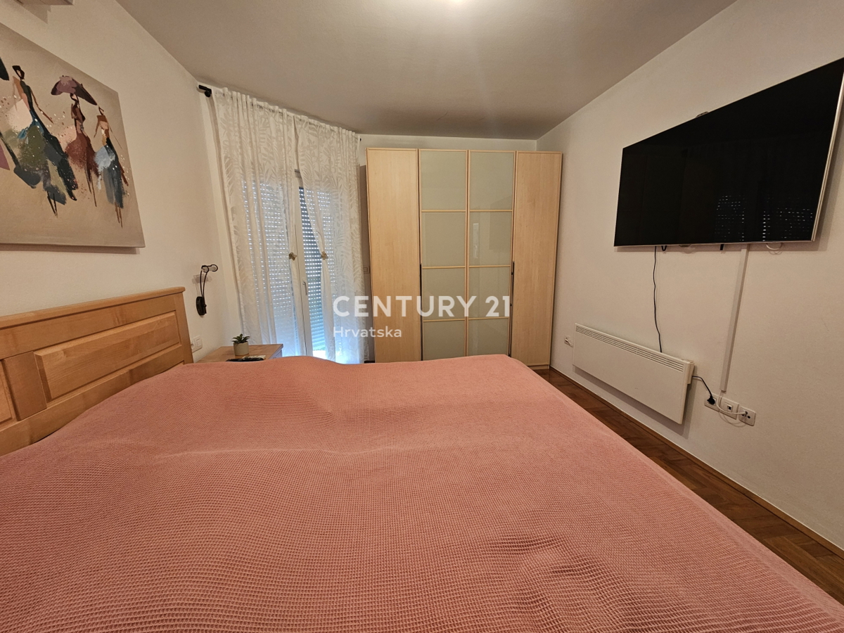 POREČ, APPARTAMENTO DUE LOCALI CON GARAGE, A 800 M DAL MARE, VISTA MARE