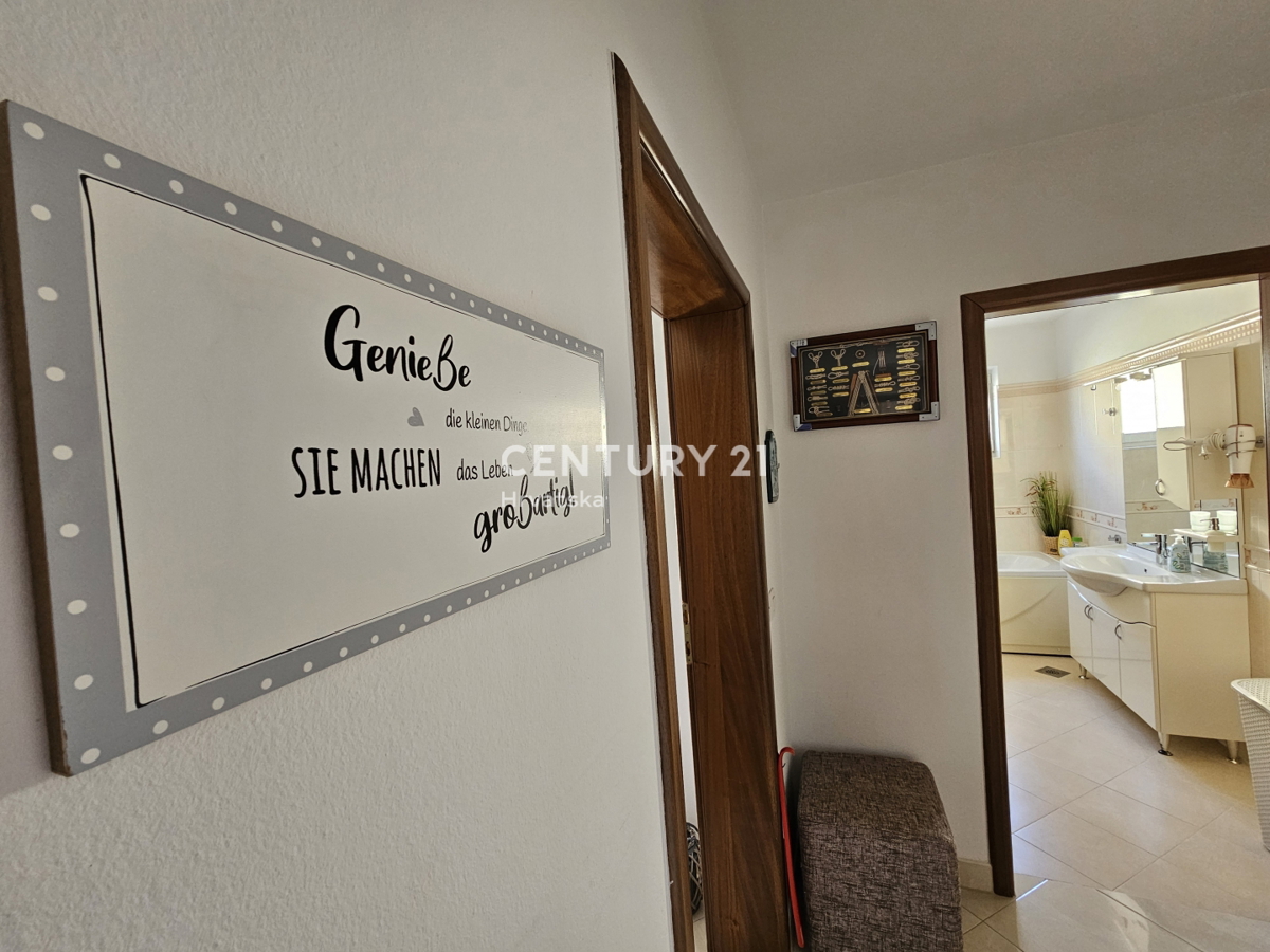 POREČ, APPARTAMENTO DUE LOCALI CON GARAGE, A 800 M DAL MARE, VISTA MARE