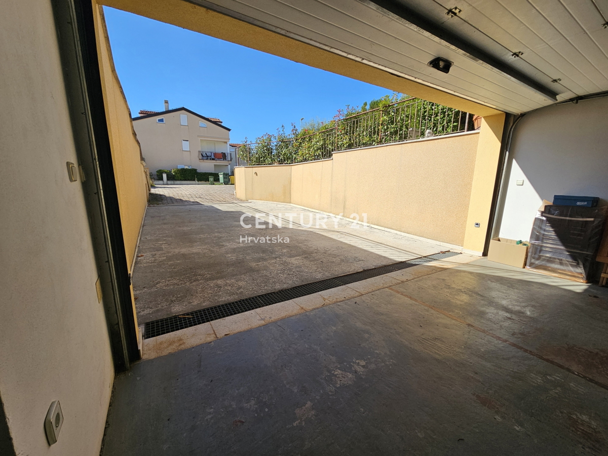 POREČ, APPARTAMENTO DUE LOCALI CON GARAGE, A 800 M DAL MARE, VISTA MARE