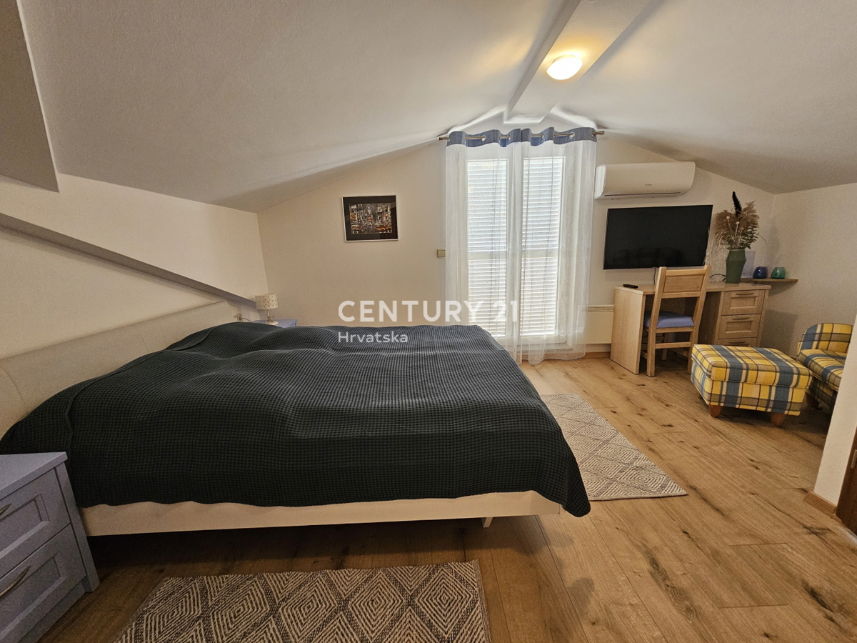 POREČ, APPARTAMENTO DUE LOCALI CON GARAGE, A 800 M DAL MARE, VISTA MARE