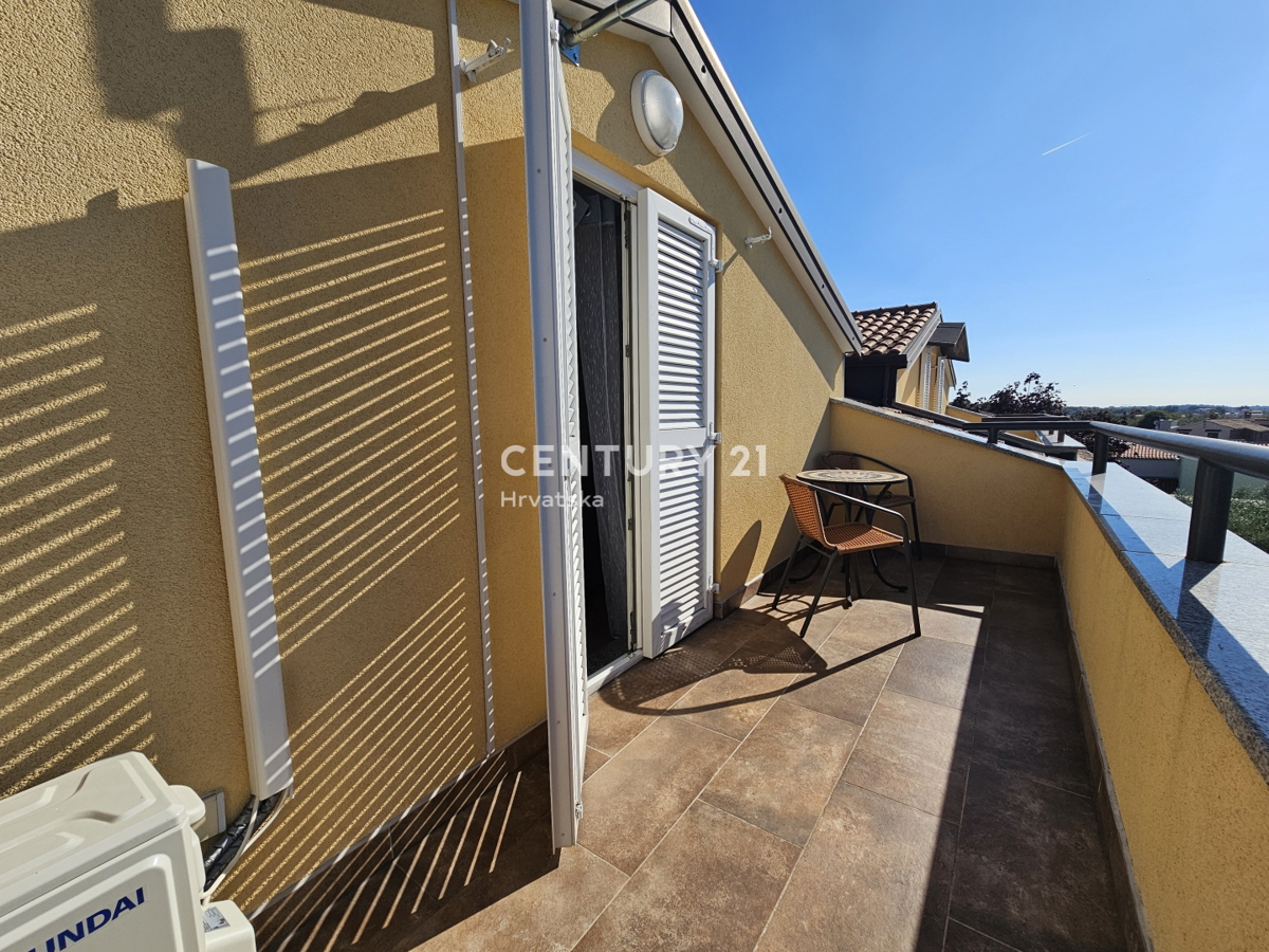 POREČ, APPARTAMENTO DUE LOCALI CON GARAGE, A 800 M DAL MARE, VISTA MARE