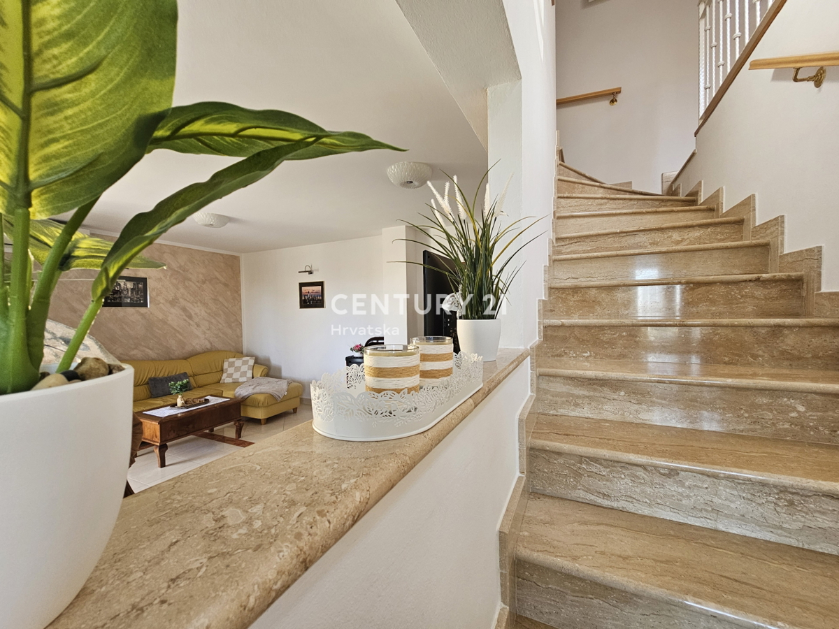 POREČ, APPARTAMENTO DUE LOCALI CON GARAGE, A 800 M DAL MARE, VISTA MARE