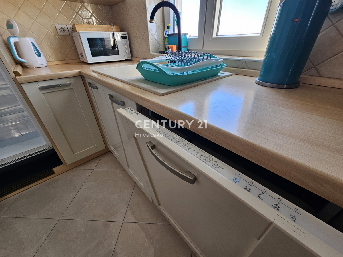 POREČ, APPARTAMENTO DUE LOCALI CON GARAGE, A 800 M DAL MARE, VISTA MARE