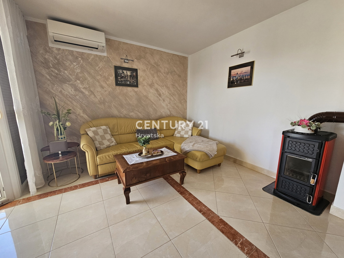 POREČ, APPARTAMENTO DUE LOCALI CON GARAGE, A 800 M DAL MARE, VISTA MARE