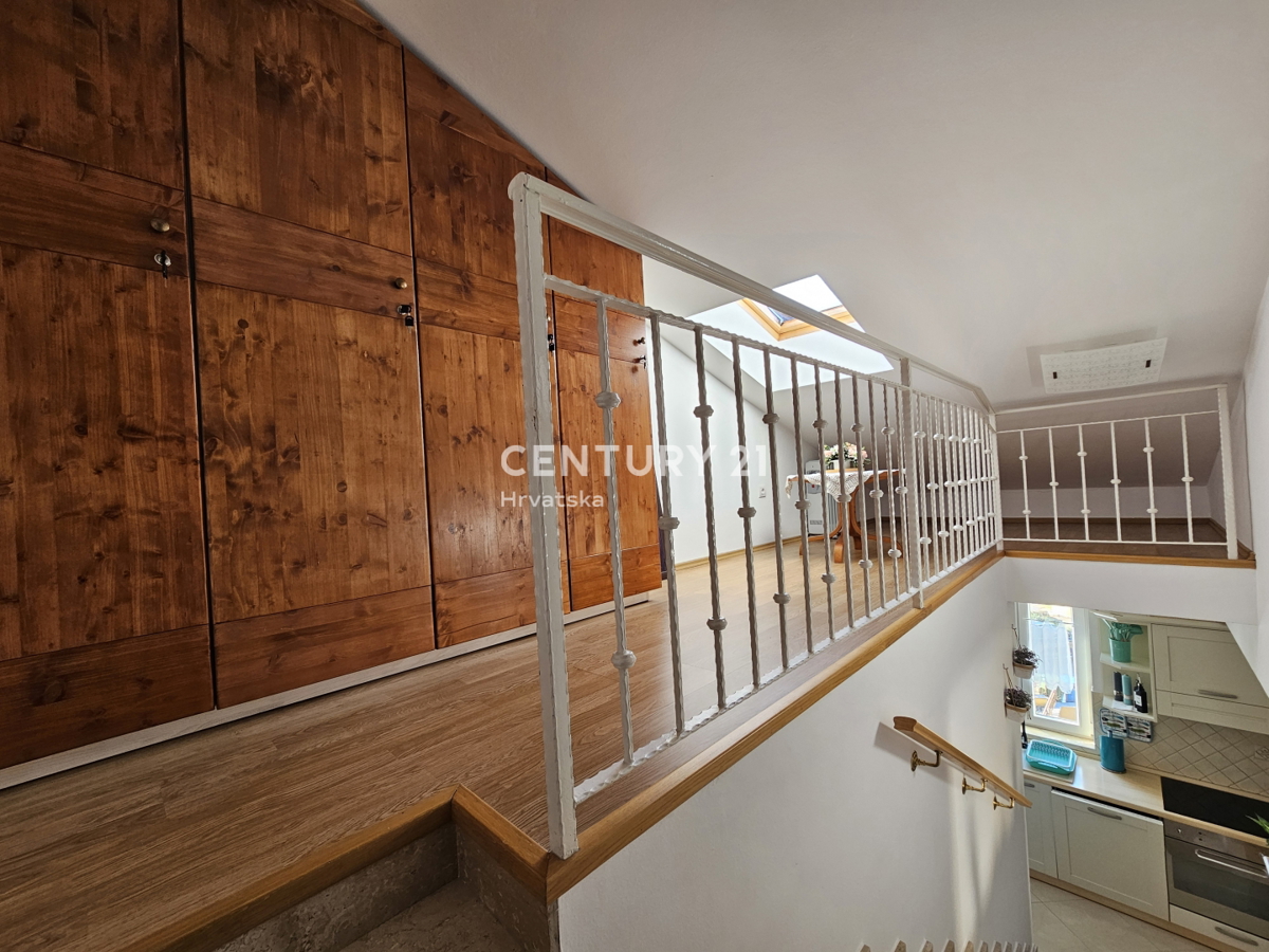 POREČ, APPARTAMENTO DUE LOCALI CON GARAGE, A 800 M DAL MARE, VISTA MARE