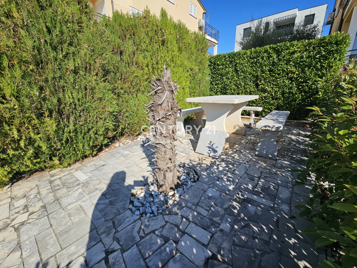 POREČ, APPARTAMENTO DUE LOCALI CON GARAGE, A 800 M DAL MARE, VISTA MARE