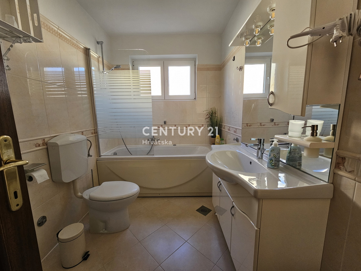 POREČ, APPARTAMENTO DUE LOCALI CON GARAGE, A 800 M DAL MARE, VISTA MARE