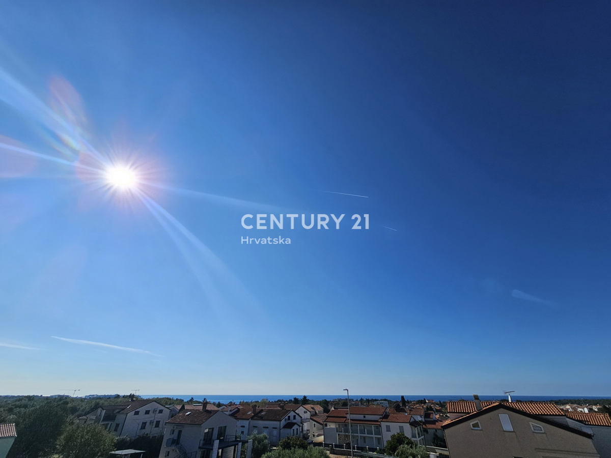 POREČ, APPARTAMENTO DUE LOCALI CON GARAGE, A 800 M DAL MARE, VISTA MARE