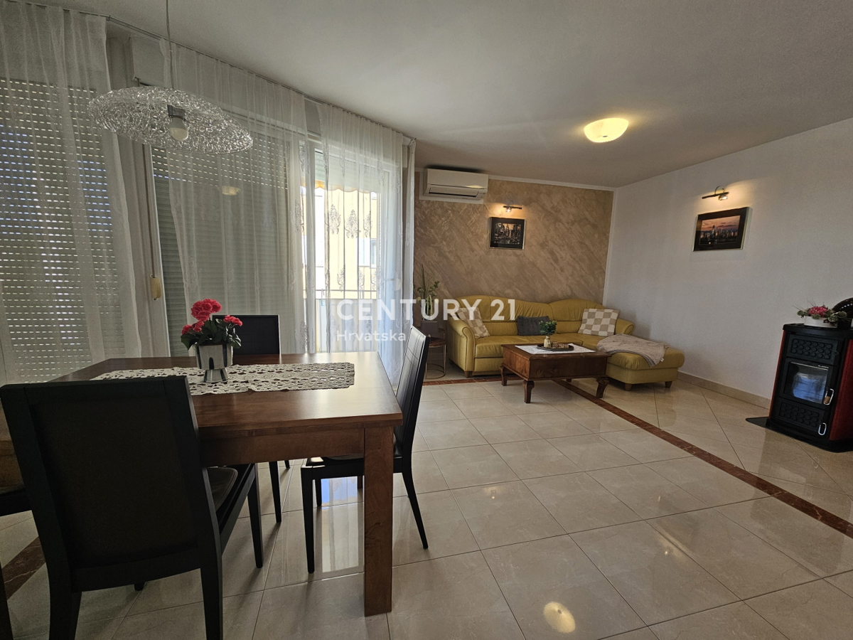 POREČ, APPARTAMENTO DUE LOCALI CON GARAGE, A 800 M DAL MARE, VISTA MARE