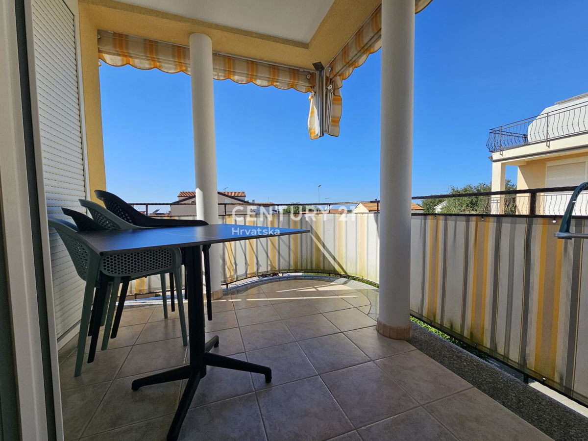 POREČ, APPARTAMENTO DUE LOCALI CON GARAGE, A 800 M DAL MARE, VISTA MARE