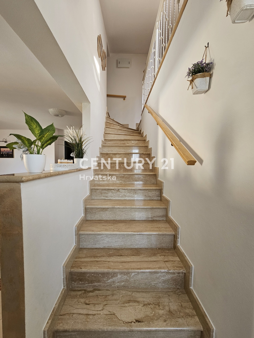 POREČ, APPARTAMENTO DUE LOCALI CON GARAGE, A 800 M DAL MARE, VISTA MARE