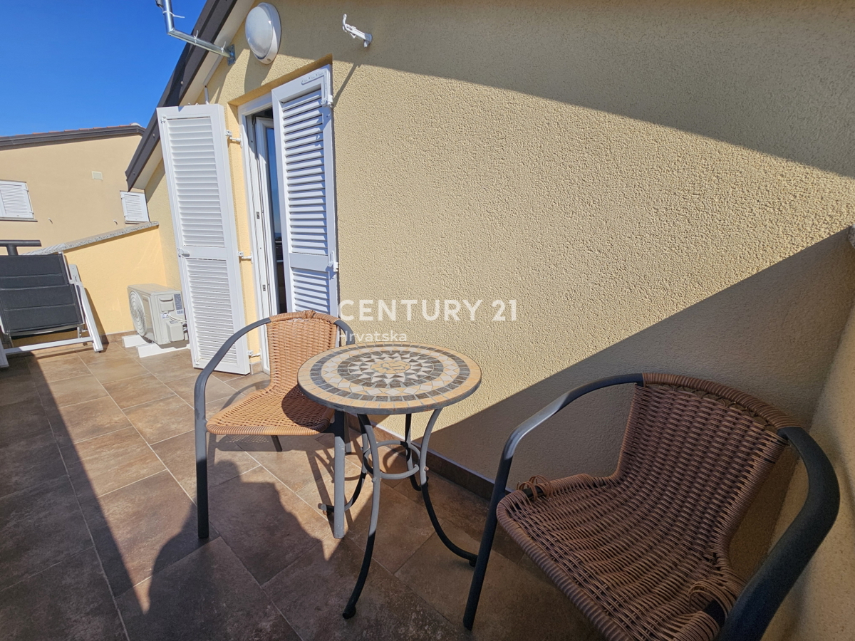 POREČ, APPARTAMENTO DUE LOCALI CON GARAGE, A 800 M DAL MARE, VISTA MARE