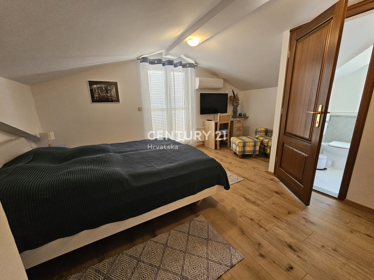 POREČ, APPARTAMENTO DUE LOCALI CON GARAGE, A 800 M DAL MARE, VISTA MARE