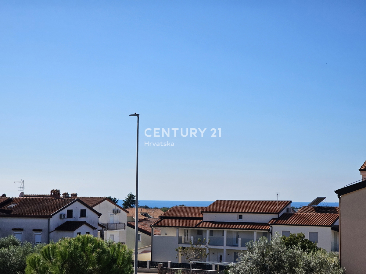 POREČ, APPARTAMENTO DUE LOCALI CON GARAGE, A 800 M DAL MARE, VISTA MARE