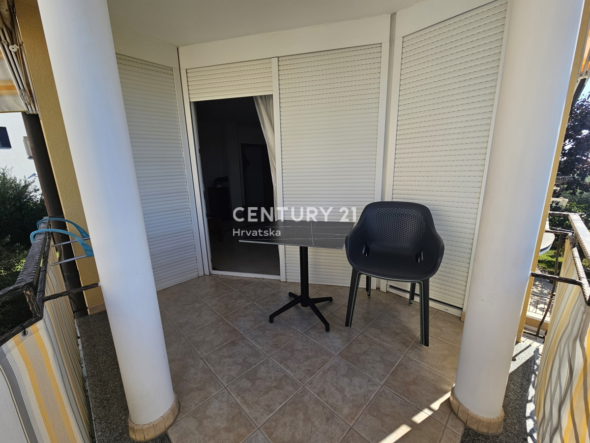 POREČ, APPARTAMENTO DUE LOCALI CON GARAGE, A 800 M DAL MARE, VISTA MARE