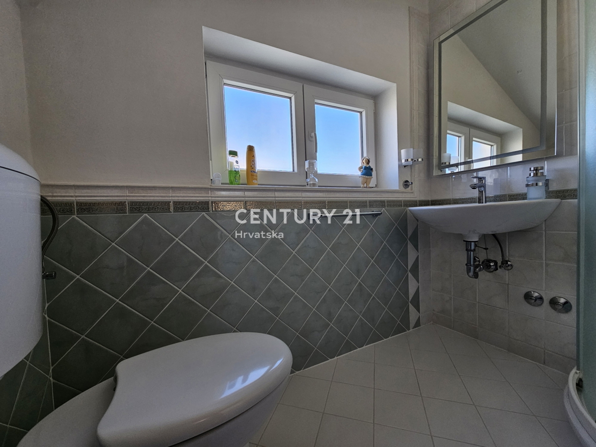 POREČ, APPARTAMENTO DUE LOCALI CON GARAGE, A 800 M DAL MARE, VISTA MARE